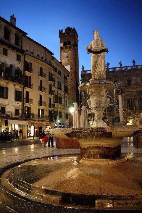 Piazza delle Erbe - Foto DB Hotel Verona